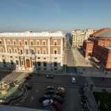 Accanto ecco la Banca d�Italia, costruita  tra il 1926 e il 1932 su progetto dell�ingegner Accolti Gil e inaugurata assieme all�iconica fontana monumentale in pietra che sgorga acqua su corso Cavour